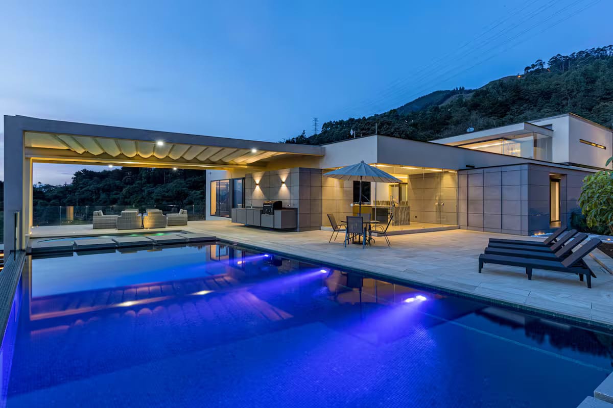Curated visual reference: Fresh Look at Casa Merlot Medellín